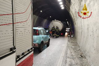 Ancona - Schianto nella galleria Montagnola: traffico bloccato sulla Statale 16, nessun ferito